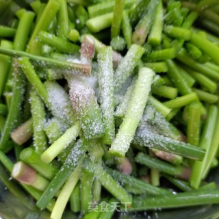 “家常小炒”腊肠炒蒜苔步骤2