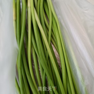 “家常小炒”腊肠炒蒜苔步骤1