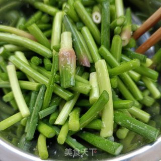 “家常小炒”腊肠炒蒜苔步骤3
