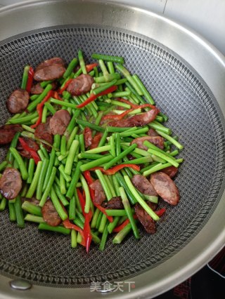 “家常小炒”腊肠炒蒜苔步骤13