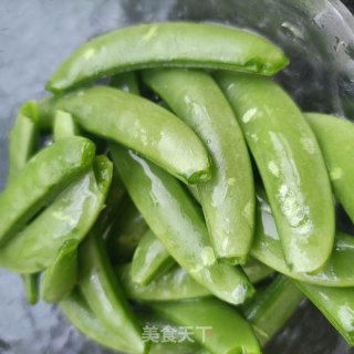麻辣肠炒甜豆步骤1