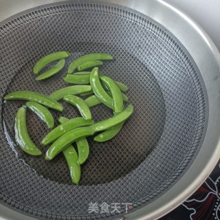 麻辣肠炒甜豆步骤2