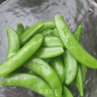 麻辣肠炒甜豆步骤3