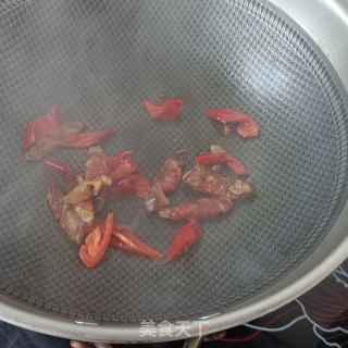 麻辣肠炒甜豆步骤7