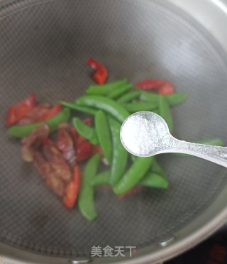 麻辣肠炒甜豆步骤8