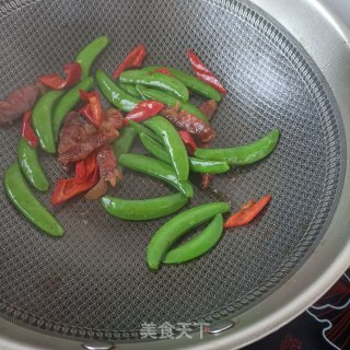 麻辣肠炒甜豆步骤9