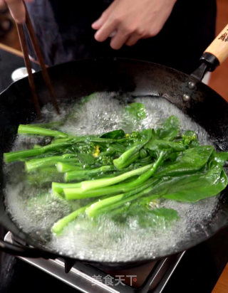    吃过很多酒楼的白灼菜心，好吃的不多，想要做得好吃方法很讲究步骤2