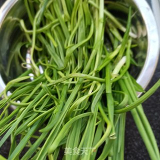 “家常小炒”青蒜炒猪血步骤1