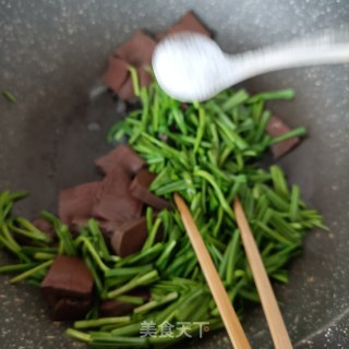 “家常小炒”青蒜炒猪血步骤7