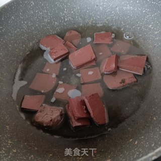 “家常小炒”青蒜炒猪血步骤4