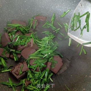 “家常小炒”青蒜炒猪血步骤10