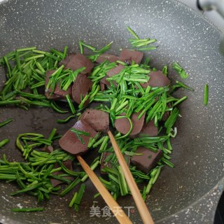“家常小炒”青蒜炒猪血步骤8