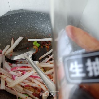 剁椒水萝卜炖小石斑步骤6