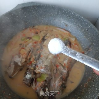 剁椒水萝卜炖小石斑步骤12