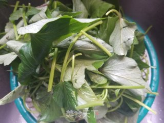 红葱头炒薯叶步骤2