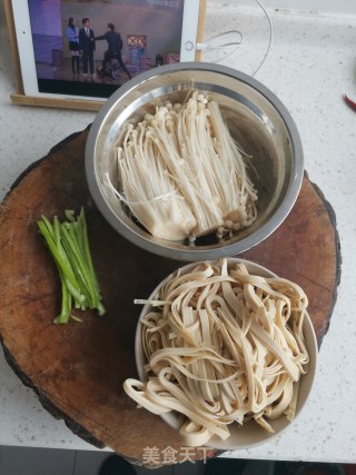 豆腐皮炒金针菇步骤5