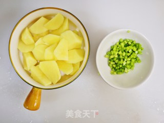 上桌秒扫光❗️椒盐土豆❗️在家吃出烧烤的感觉步骤2