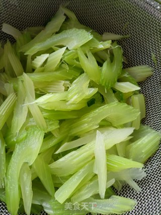 坛子菜西芹炒鸭胗步骤1