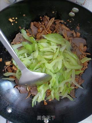 坛子菜西芹炒鸭胗步骤8