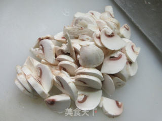 蘑菇香肠炒蚕豆步骤4