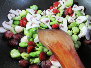 蘑菇香肠炒蚕豆步骤5
