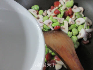 蘑菇香肠炒蚕豆步骤6