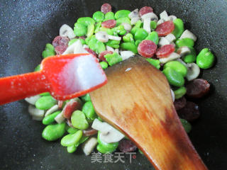 蘑菇香肠炒蚕豆步骤8