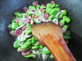 蘑菇香肠炒蚕豆步骤9