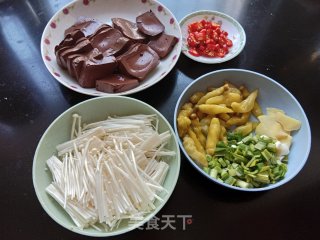 金针菇泡椒猪血步骤1