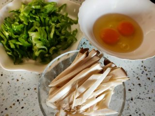 青椒杏鲍菇炒鸡蛋步骤2