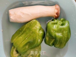 青椒杏鲍菇炒鸡蛋步骤1
