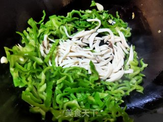 青椒杏鲍菇炒鸡蛋步骤7