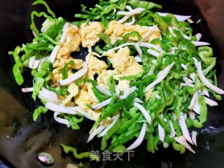 青椒杏鲍菇炒鸡蛋步骤8