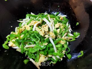 青椒杏鲍菇炒鸡蛋步骤11