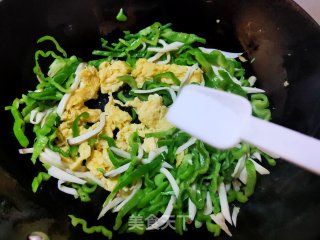 青椒杏鲍菇炒鸡蛋步骤9