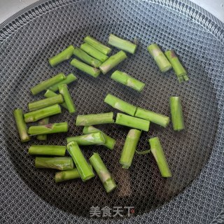 “家常小炒”麻辣肠炒芦笋步骤3