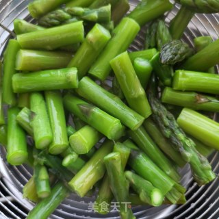 “家常小炒”麻辣肠炒芦笋步骤6