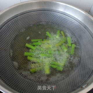“家常小炒”麻辣肠炒芦笋步骤4