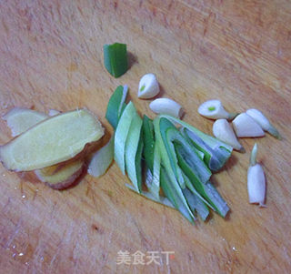 酱烧小河鱼步骤4
