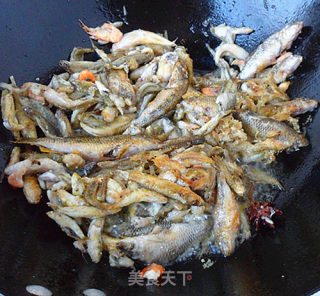 酱烧小河鱼步骤3