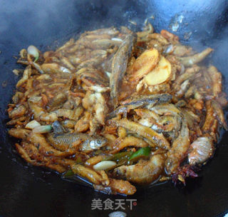 酱烧小河鱼步骤6