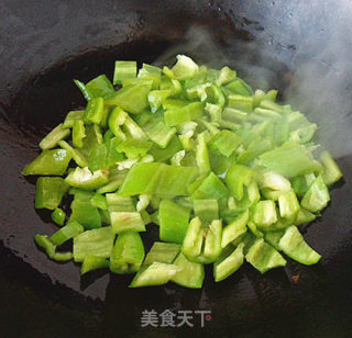 家常小炒——尖椒炒土豆片步骤3
