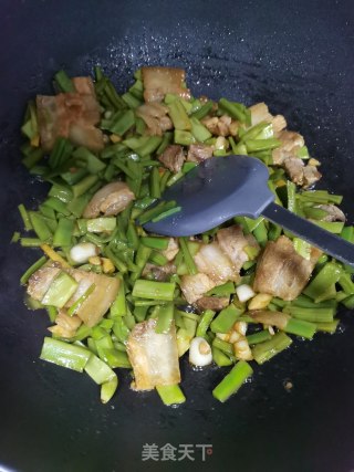贡菜炒五花肉步骤7