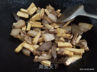 猪肉炒豆腐饼步骤5