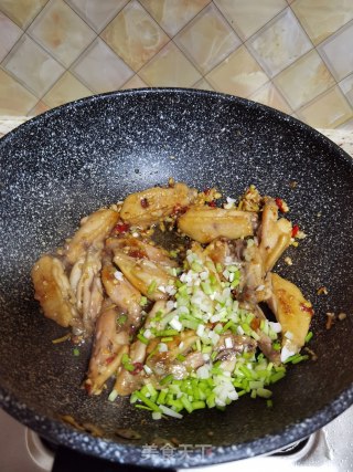 蒜香辣鸡翅步骤16