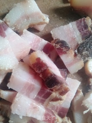 腊肉炒茶树步骤1