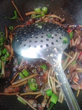 腊肉炒茶树步骤9