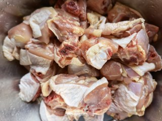 莴笋土豆炖鸡腿步骤1