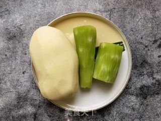 莴笋土豆炖鸡腿步骤5