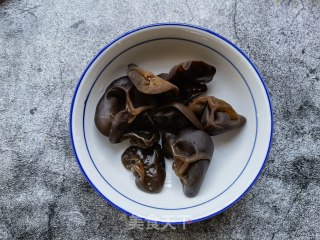 洋葱木耳炒西葫芦步骤1